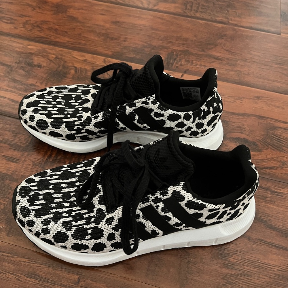 ✨Adidas size 7 women’s cheetah print tennis shoes